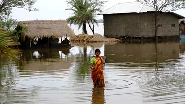 Inundatii devastatoare in India zeci de persoane ucise de fulgere sau alunecari de teren declansate de furtuni musonice Video