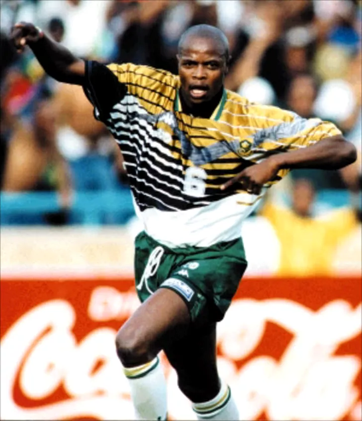Philemon Masinga sărbătorind un gol marcat pentru echipa națională a Africii de Sud