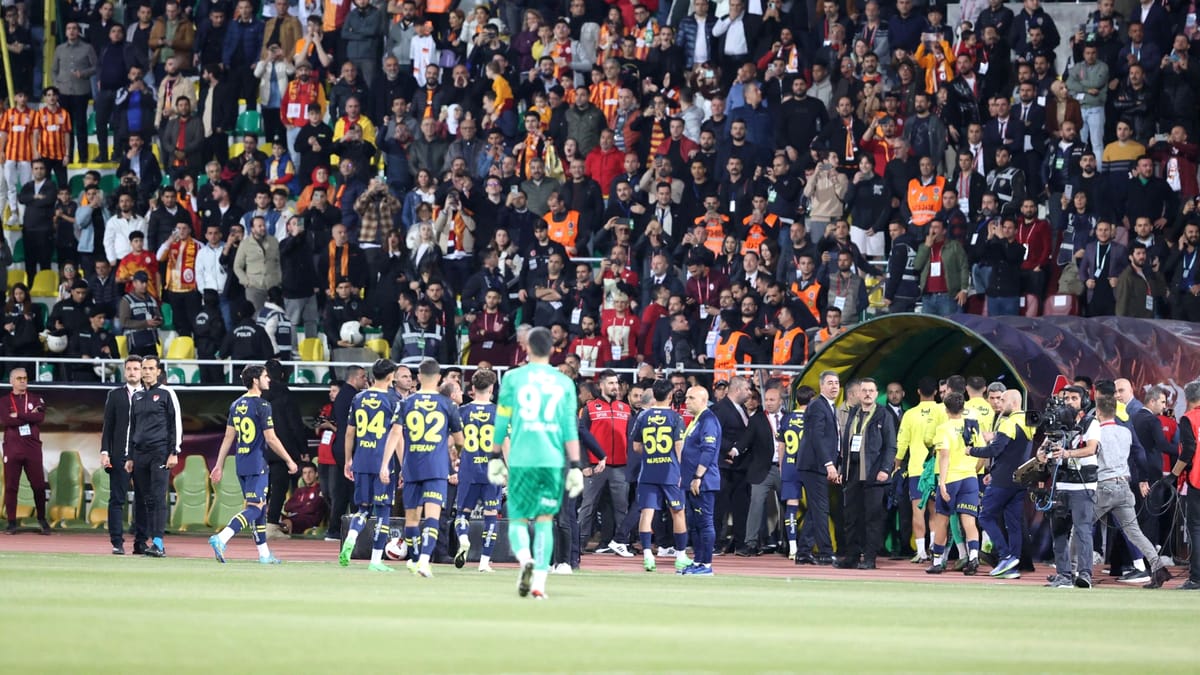 A venit „nota de plată” pentru Fenerbahce! Ce sancțiuni a primit clubul după ce a ieșit de pe teren în minutul 1 al Supercupei Turciei cu Galatasaray