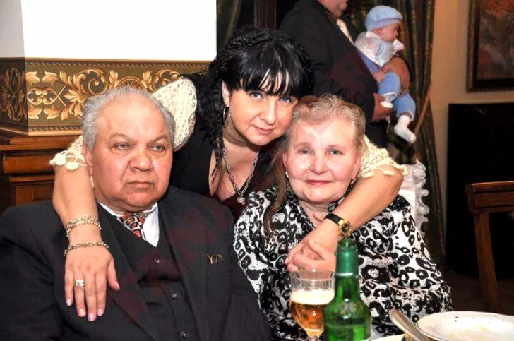 Carmen Șerban alături de mamă si regretatul ei tată. Sursă foto: Arhivă personală