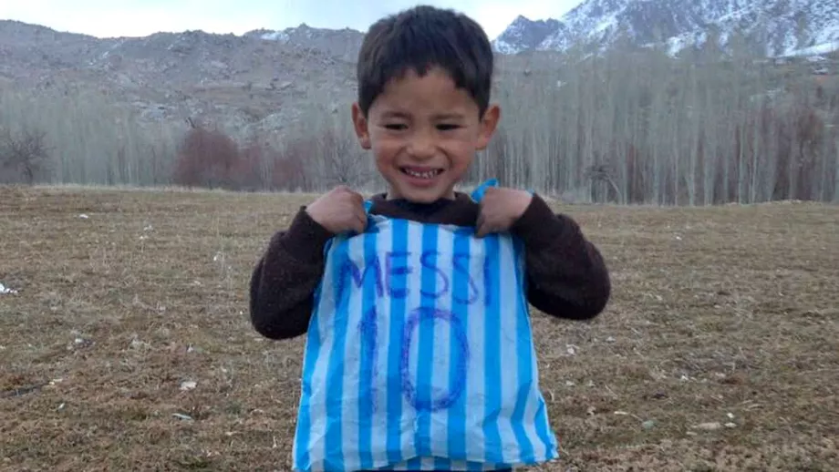 Copilul afgan care sia facut tricou cu Messi din pungi fortat sa fuga de acasa Foto