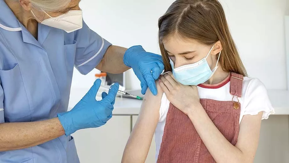 Zi libera platita pentru parintii care isi vaccineaza copiii antiCovid Elevii pot primi si ei o zi de scutire de la ore