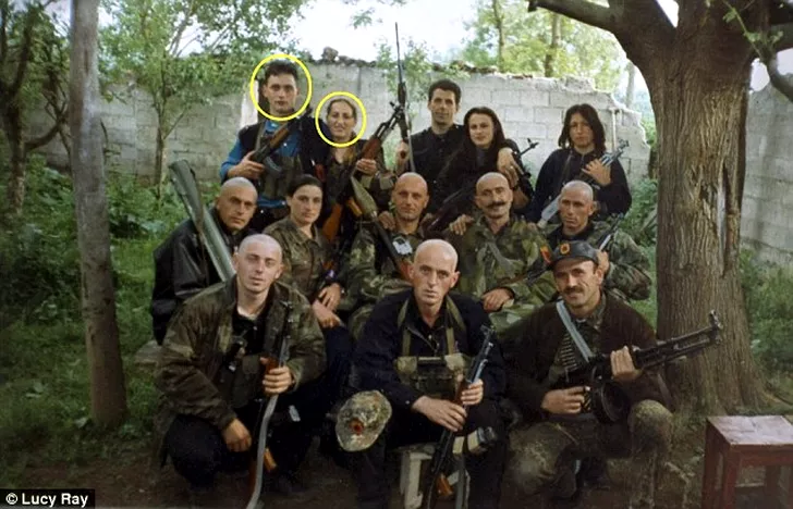 Shemsedin Januzaj și soția sa Lavi (încercuiți), cu armele în mâini în timpul războiului interetnic din Kosovo