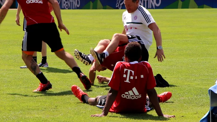 lolz-franck-ribery-plays-a-practical-joke-on-one-of-the-bayern-coaches