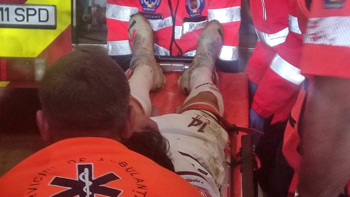 Accidentare gravă pentru un jucător al Rapidului! A urlat de durere şi a fost dus la ambulanţă. Foto exclusiv
