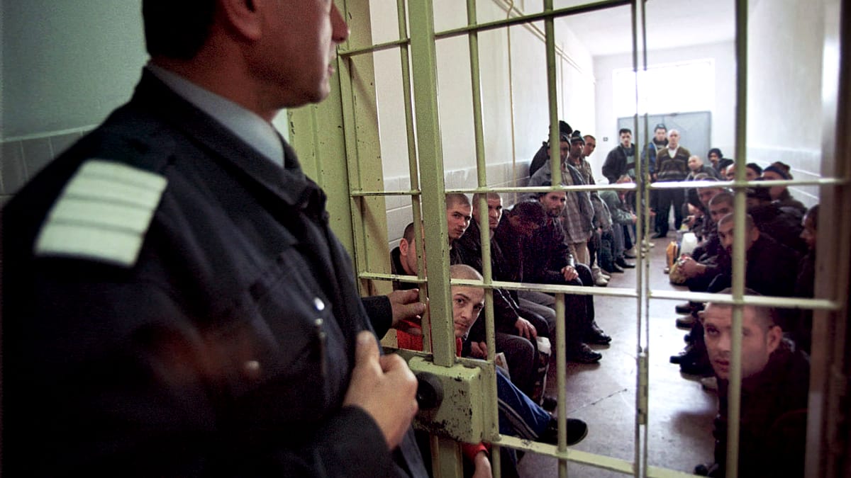 Ce se întâmplă în penitenciarele din România. Condiții ireale pentru cei închiși: ”Este agresat. I-a fost luată toată mâncarea de către colegi”