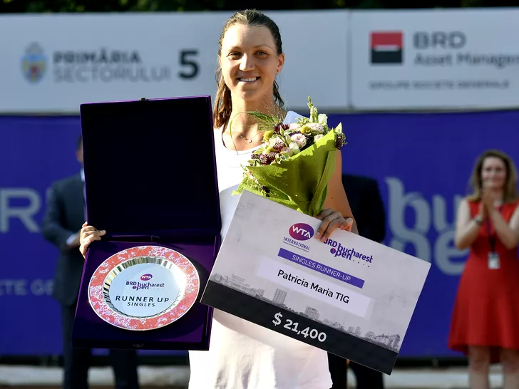 Patricia Ţig şi trofeul primit după finala BRD Open 2019 (sursă foto: sportpictures.eu)