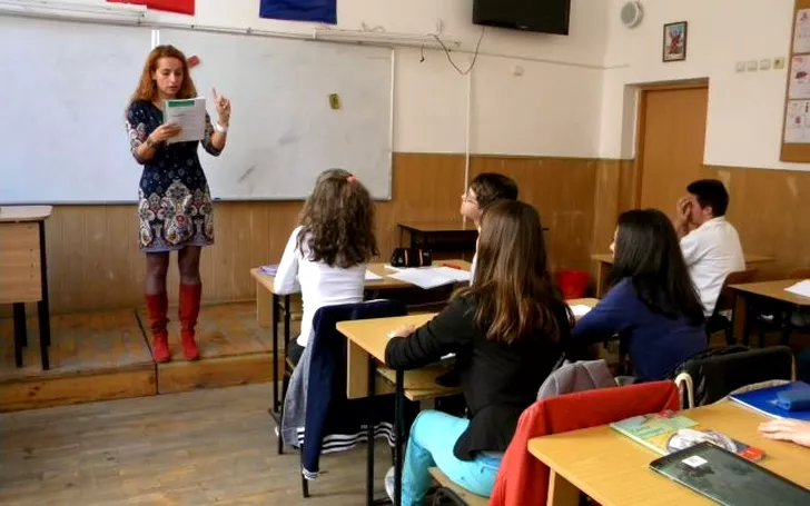 O învățătoare din București s-a ilmat când își teroriza toți elevii