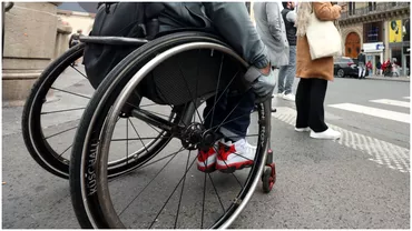 Accident mortal in Mehedinti o femeie imobilizata in scaun cu rotile sar fi aruncat in fata unei masini