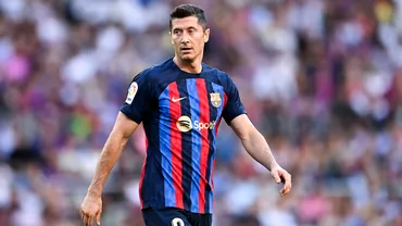 Momente dramatice la Cadiz  Barcelona Un fan a facut infarct jocul a fost intrerupt 20 de minute Un fotbalist a aruncat defibrilatorul in tribune Video