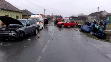 Accident grav cu patru masini in Arad Sapte persoane implicate O victima a fost incarcerata