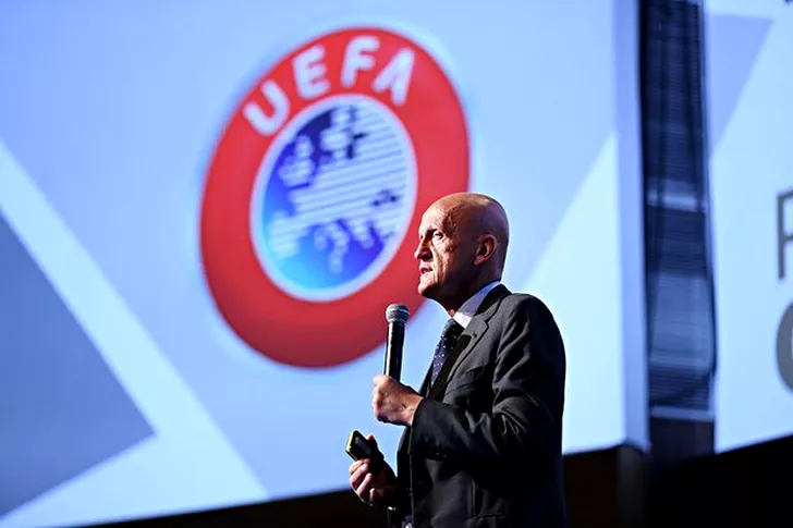 Fostul mare arbitru italian Pierluigi Collina a demisionat din funcția de președinte al Comisiei de Arbitri a UEFA, fiind înlocuit cu Roberto Rosetti