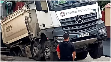 Camion blocat in asfalt pe un drum proaspat reabilitat in Sibiu Cine putea sti ca se va intampla asa ceva