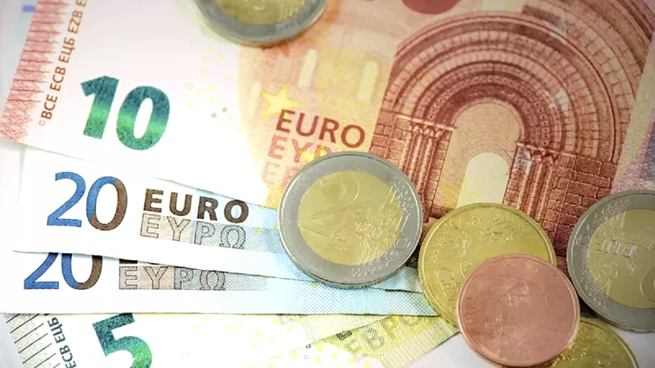 Curs valutar BNR vineri 12 august 2022 Cat de mult mai scade euro Update