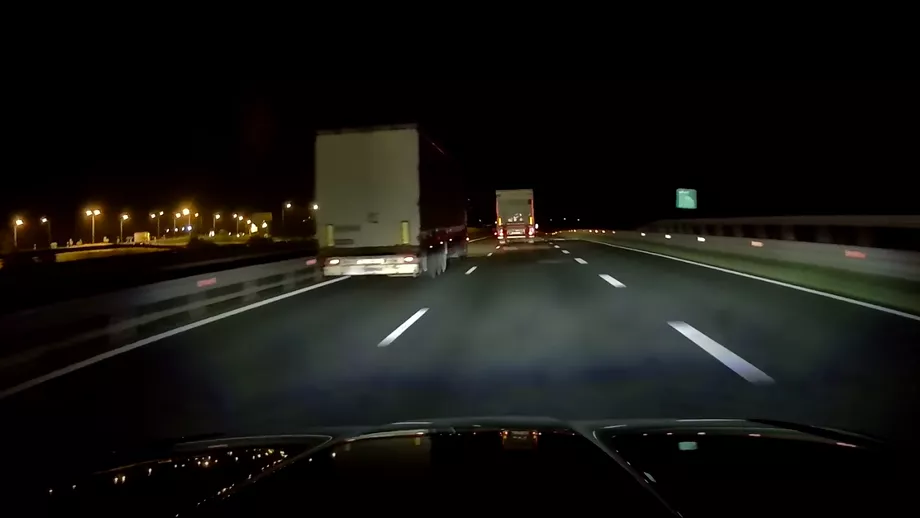 Inconstienta la volan Un TIR filmat cu o viteza de 150 kmh pe autostrada A1 Soferul la un pas de accident Video
