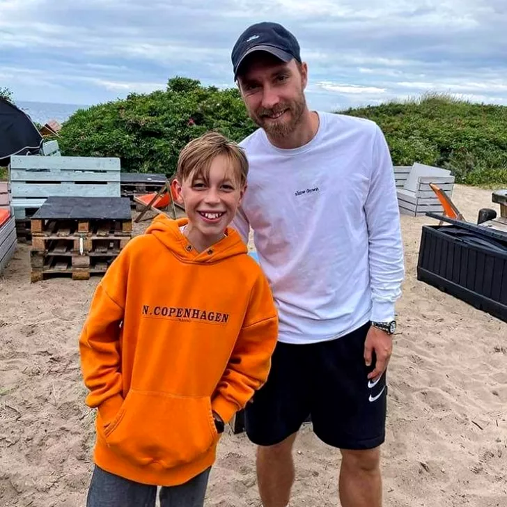 Bjørn Bindzus (12 ani), alături de Christian Eriksen pe o plajă din Danemarca