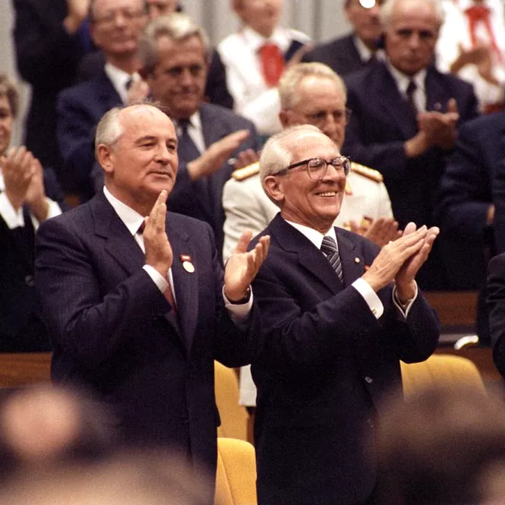 Președintele URSS, Mihail Gorbaciov, alături de cel al RDG, Erich Honecker (sursa hepta.ro)