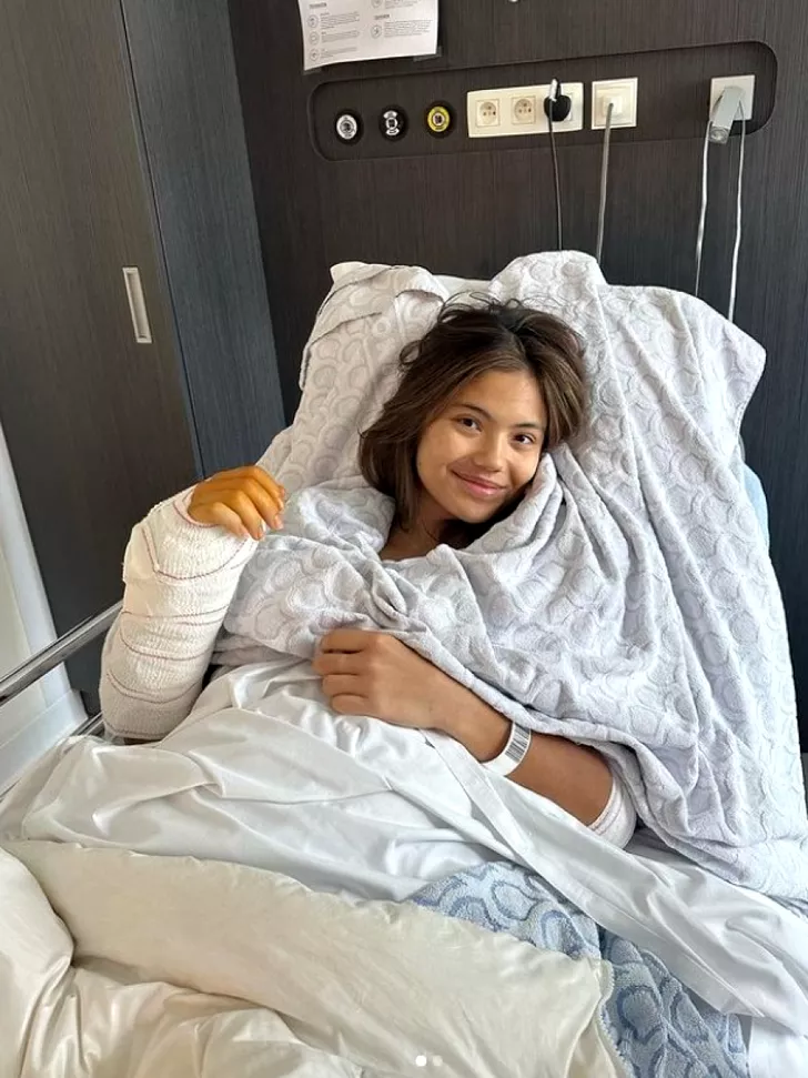 Emma Răducanu după operație. Sursă foto: twitter.com