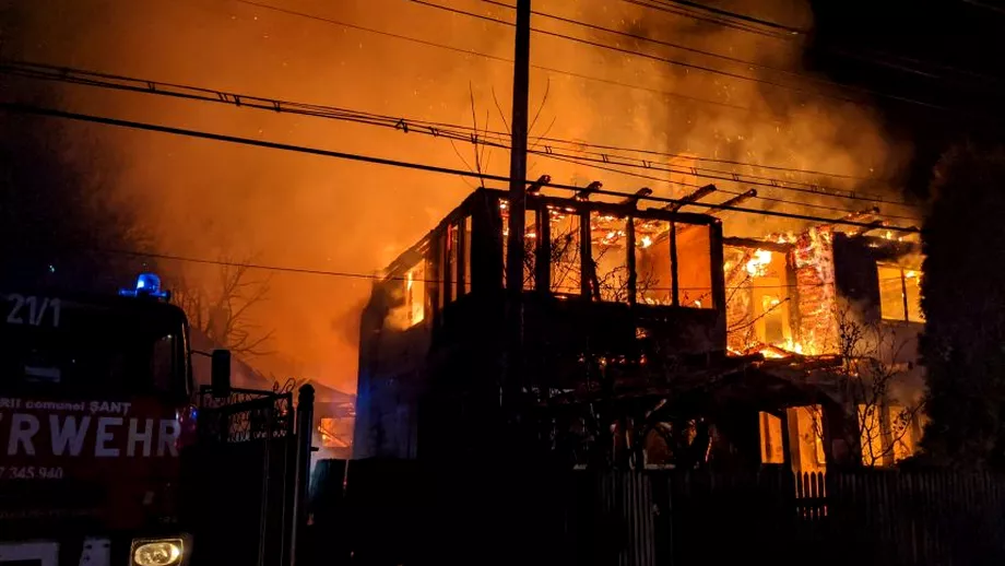 Cel mai puternic incendiu din acest an in Bistrita Patru case au fost mistuite de flacari Video