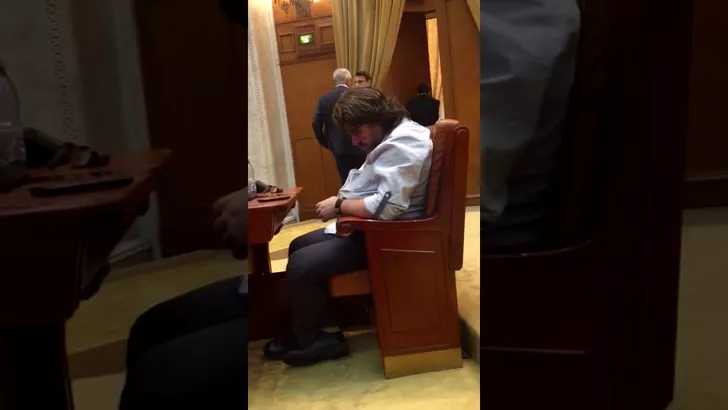 Mihai Goțiu, surprins în timp ce doarme în Parlament. Sursa foto: ph-online, captură YouTube.