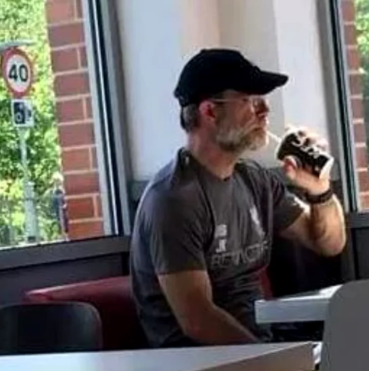 Jurgen Klopp luând prânzul la KFC? Nici vorbă! Este barmanul Nick Wilkinson, cel care are tot 51 de ani, ca şi germanul