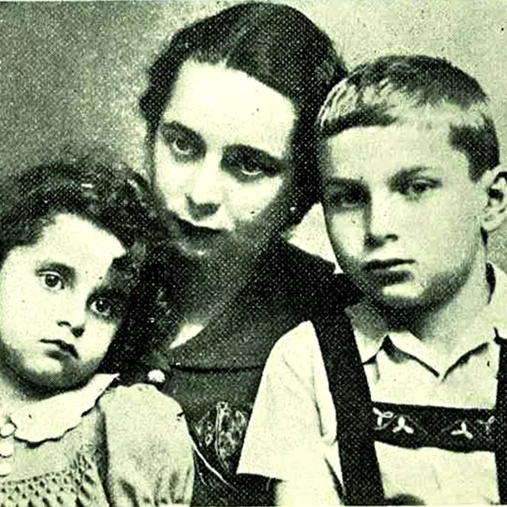 Nini, alături de mama sa, Tatiana Stănescu și de sora sa, Mariana (sursa arhivă personală)