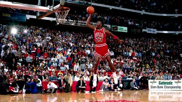 Record absolut incredibil 6 perechi de pantofi sport sau vandut cu 8 milioane de dolari Poarta semnatura lui Michael Jordan