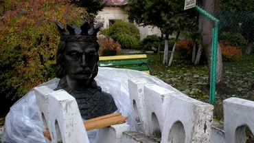 Caz misterios la Primaria Tecuci O statuie cu bustul lui Stefan cel Mare a disparut fara urma