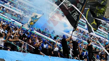 Atmosfera senzationala la U Craiova  FCSB 01 cu 28000 de fani in tribune Jucatorii lui Petrea au celebrat alaturi de Peluza Nord la final Video
