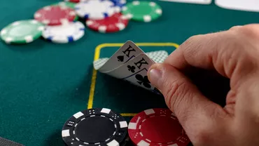 Politist din Baia Mare saltat de mascati Barbatul participa la partide ilegale de poker presarate cu droguri