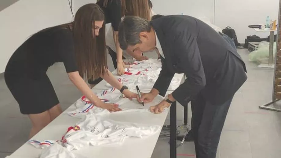 Eroii de la Sevilla gest superb la inaugurarea stadionului Steaua Unde vor ajunge tricourile semnate de legendele rosalbastrilor Exclusiv
