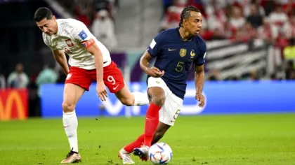 Un fotbalist al Franței a jucat în meciul cu Polonia cu un accesoriu...