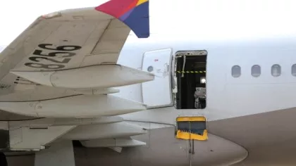 Motivul incredibil pentru care un pasager a deschis uşa avionului în timpul zborului