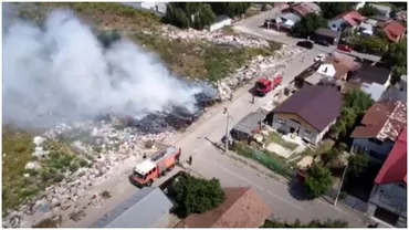 Tone de gunoi depozitat ilegal cuprinse de flacari in Ploiesti Incendiul puternic sa extins la vegetatia uscata Video