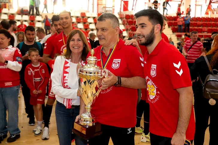 Xavi Pascual, alături de trofeul de campion al României. Sursa: sportpictures.eu