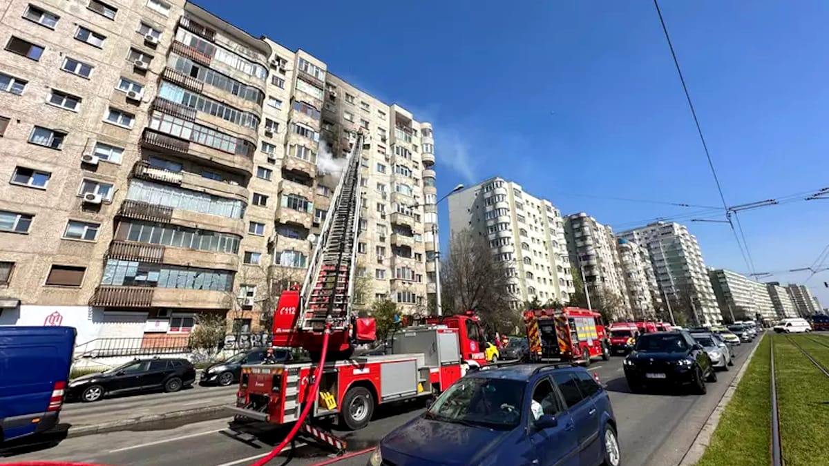 Panică într-un bloc din Sectorul 2. Cinci persoane au ajuns la spital după un incendiu produs într-un apartament