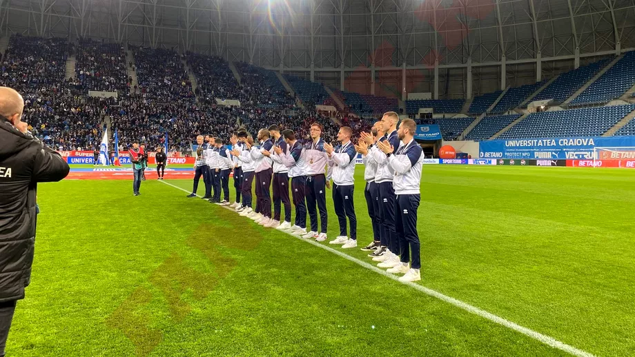 Echipa de volei masculin a Universitatii Craiova a prezentat Cupa Romaniei pe Oblemenco inaintea derbyului cu CFR Cluj Cati fani sunt pe arena
