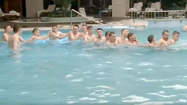 FCSB sa mutat la piscina in cantonamentul din Antalya Imagini inedite cu exercitiile din apa ale rosalbastrilor Pare mai mult o joaca Video