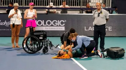 Bianca Andreescu a părăsit terenul în scaun cu rotile. Atenție! Imagini greu de...