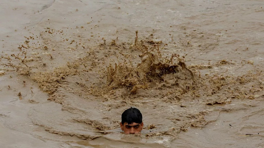 O treime din Pakistan este sub apa Fenomenul responsabil pentru inundatiile istorice Totul este un ocean mare Video