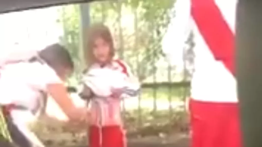 Imagini socante O mama sa folosit de fetita ei pentru a introduce petarde si torte in stadion Video
