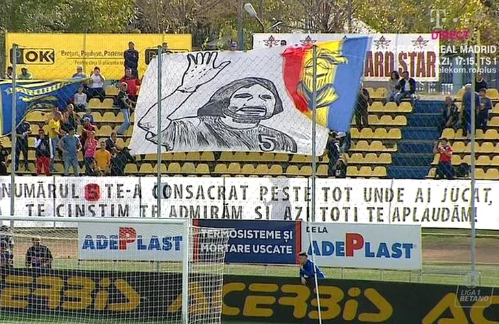 Bannerul uriaş afişat de suporterii celor de la Dunărea Călăraşi la meciul cu Gaz Metan Mediaş din Liga 1 Betano. Fanii echipei gazde au realizat un afiş uriaş cu figura antrenorului lor, alături de care au scris şi un mesaj