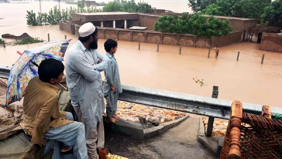 Inundatii devastatoare in Pakistan Peste 500 de morti si zeci de mii de case afectate de suvoaie