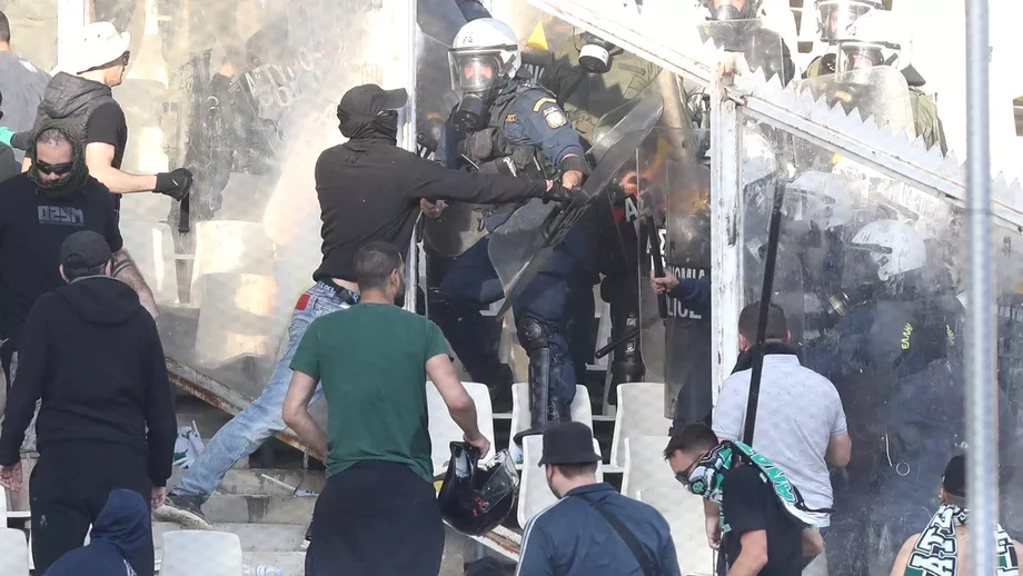 Razvan Lucescu in mijlocul unui adevarat razboi Gaze lacrimogene torte si incendiu in tribune la finala Cupei Greciei Panathinaikos  PAOK Video