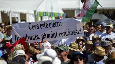 Un barbat a afisat mesajul Transilvania pamant romanesc la discursul lui Viktor Orban de la Baile Tusnad Jandarmii au intervenit