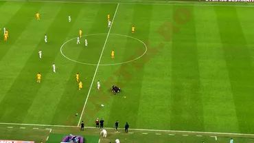 Un fan argentinian a intrat dezbracat pe teren imediat dupa golul lui Messi contra Olandei A fost indepartat cu greu de fortele de ordine Foto
