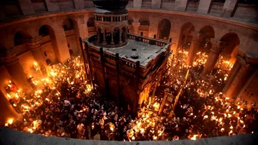Lumina Invierii sa aprins la Ierusalim Miracolul ortodoxiei sa produs din nou la Biserica Sfantului Mormant Video