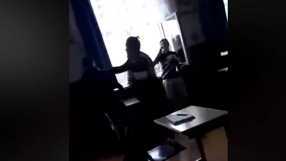 Un elev din Salaj lovit cu bestialitate de un coleg Imaginile socante au fost publicate pe internet Video