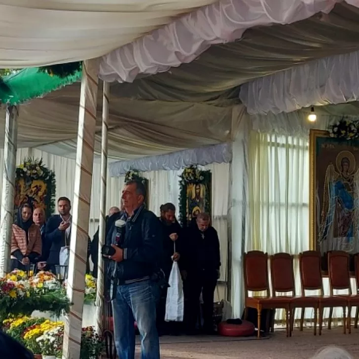 Gigi Becali, patronul celor de la FCSB, surprins la Mănăstirea Văratec în timp ce se ruga. Sursă foto: ZCH News.