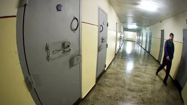 Detinuti de la Penitenciarul Botosani prinsi cand faceau rachiu in toaleta celulei Au folosit o instalatie artizanala